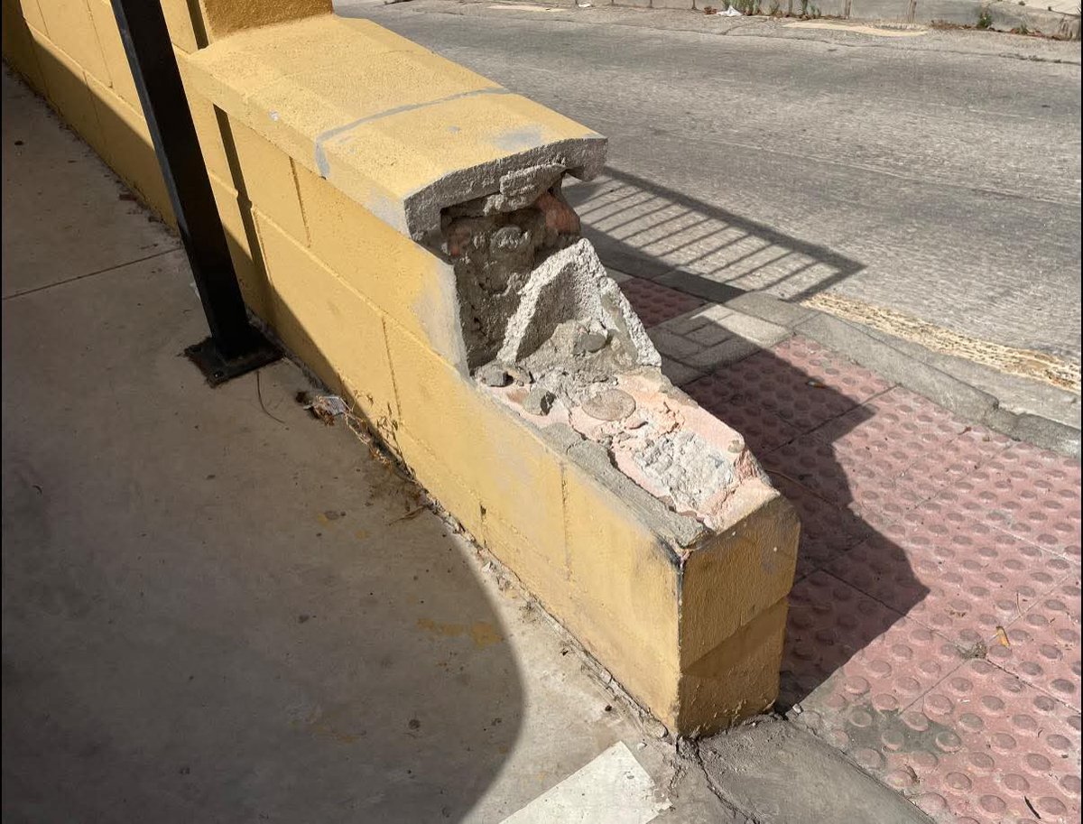 PsoeCjardin's tweet photo. 📌 Visita de nuestra concejala del PSOE Rosa del Mar Rodríguez  y de otros compañeros de la ejecutiva de nuestra agrupación como Esperanza y Miguel a la calle Perro Niño, para constatar los graves problemas de limpieza ante los que exigimos al Ayuntamiento soluciones urgentes. https://t.co/qmJ95u0UmA