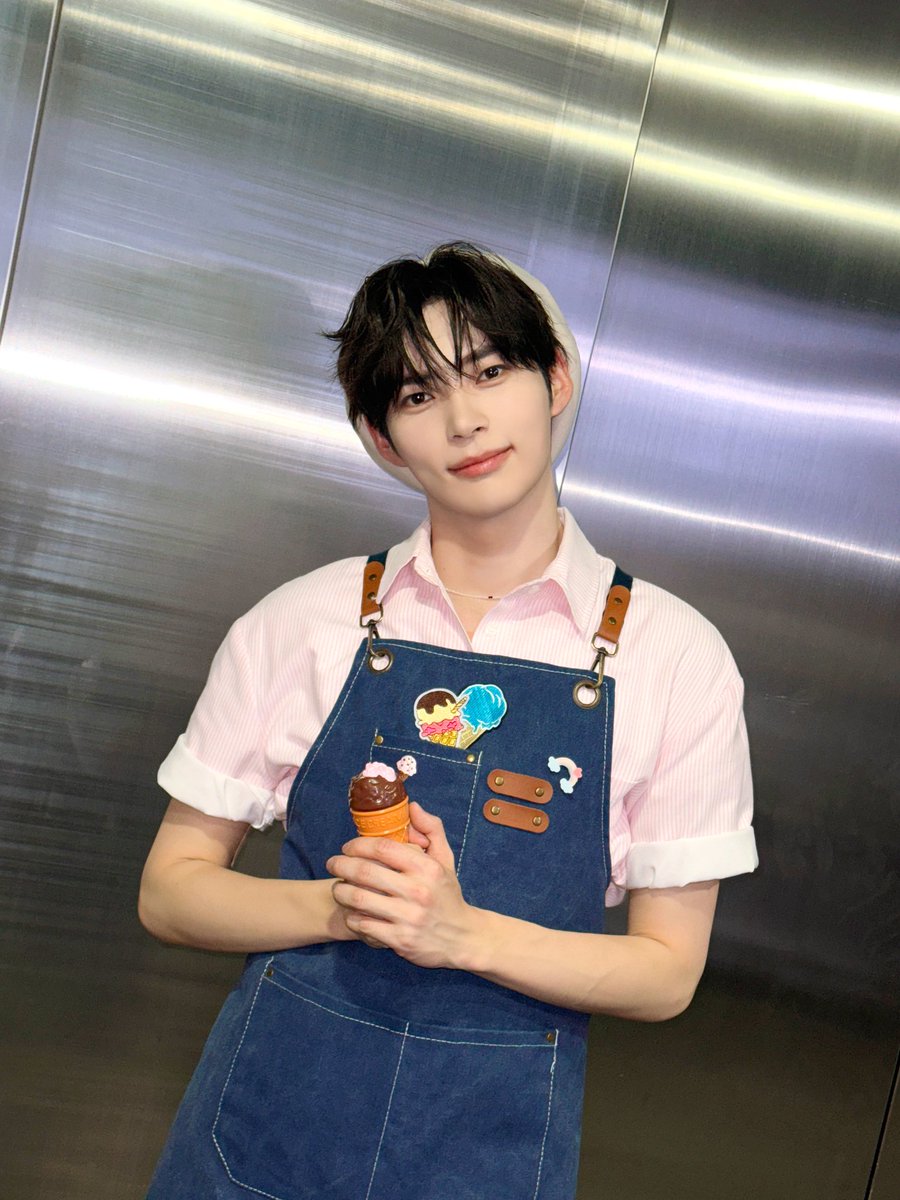 Ice cream, please! But not just any ice cream. This one’s filled with Hamcee’s love. It tastes even better when we enjoy it together, right? So come on, ZEROSE, let’s eat ice cream together and make sweet memories while we’re at it. What flavor are you picking?