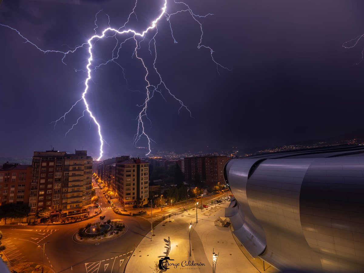 El cielo también quiso ser protagonista en la noche de San Juan

Mientras las hogueras se apagaban, la naturaleza decidió sumarse al ritual con su propia ceremonia: una tormenta eléctrica irrumpió sobre las 3 de la madrugada, rasgando el cielo de Vigo con rayos y truenos.

📸