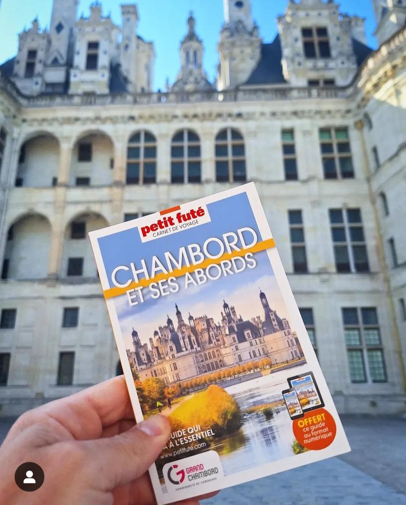 🦊 [NOUVEAUTÉ] Le carnet de voyage <a href="/guidespetitfute/">Petit Futé</a> "Chambord et ses abords" vient de paraître 📸
📌 Loir-et-Cher  "Vivre près de Chambord, une chance" 
👉 Une belle collaboration avec le <a href="/GrandChambord/">Grand Chambord</a>
✅️ 144 pages de bonnes adresses