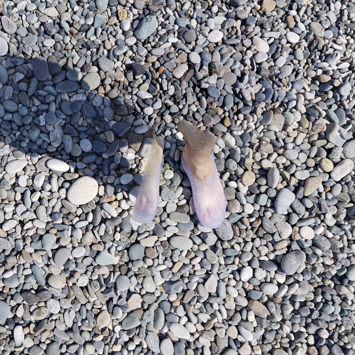 Happy #TezosTuesday
To celebrate it... 🩴 New drop! 🩴

👣 StreetViewFeet #26 👣
Spotted on the Georgian coast — the first pair in water shoes.

5/5 available | 5 XTZ

objkt.com/tokens/KT1DD44…