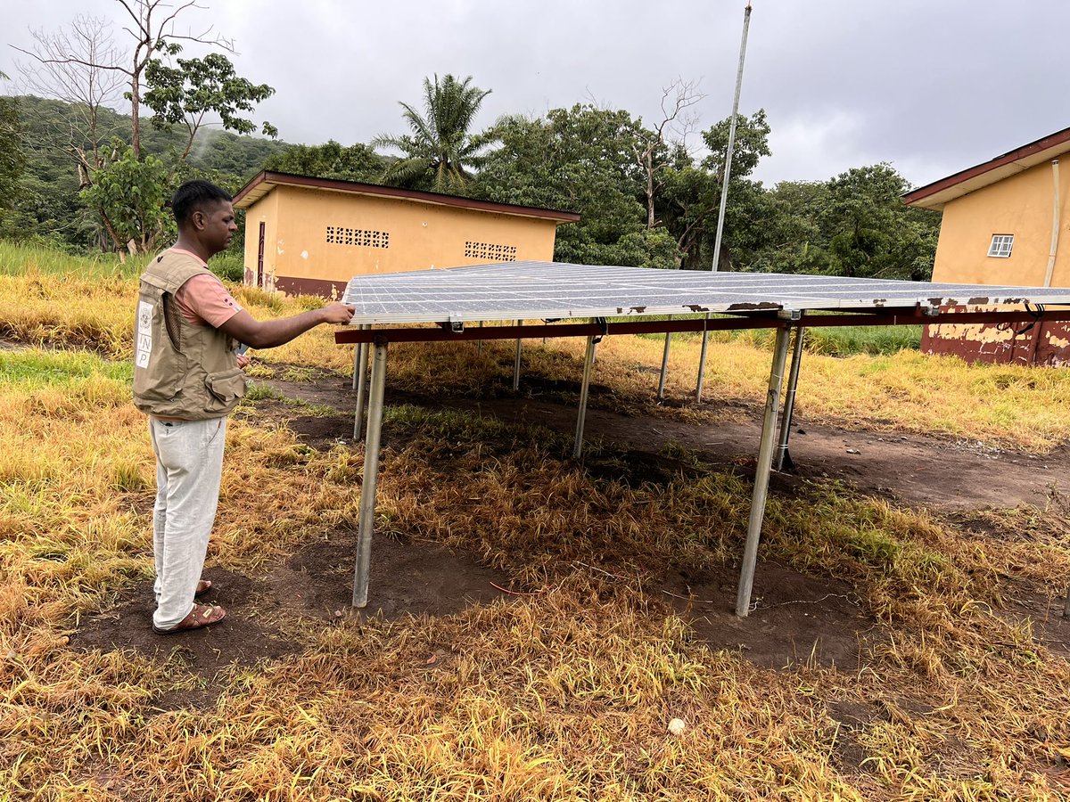 BirendraDash07's tweet photo. Delighted to observe how UNDP Sierra Leone is improving healthcare delivery by providing clean electricity to CHCs and enhancing access to essential service in hard to reach areas in Falaba district. Systems can operate essential medical equipment, including vaccine refrigerators https://t.co/IUnn7vj6Sw