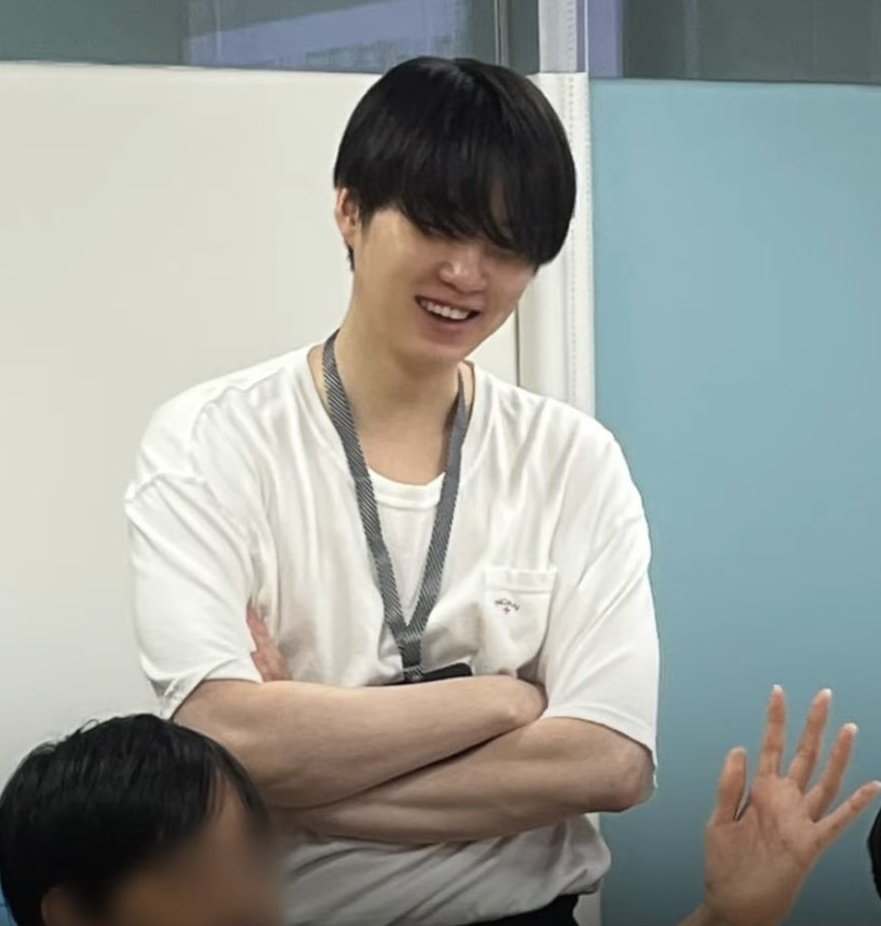 jkyoongs's tweet photo. after 2 years of no yoongi gummy smile and the first time i see it, it's directed at kids hes teaching music to this is literally the best comeback i couldve asked for https://t.co/YhLQe3mfhg