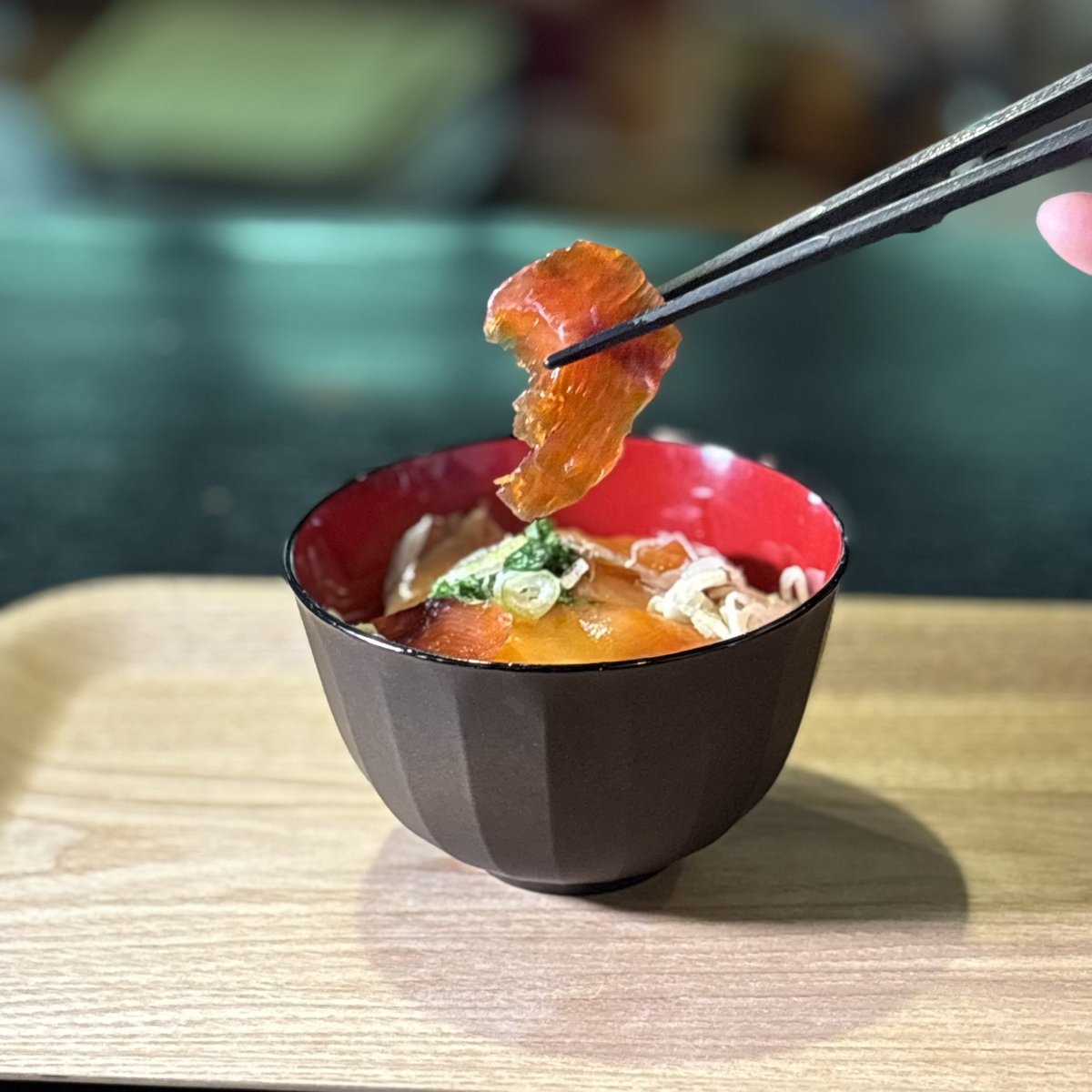 境港サーモンの燻製を使った
海鮮いぶし丼
