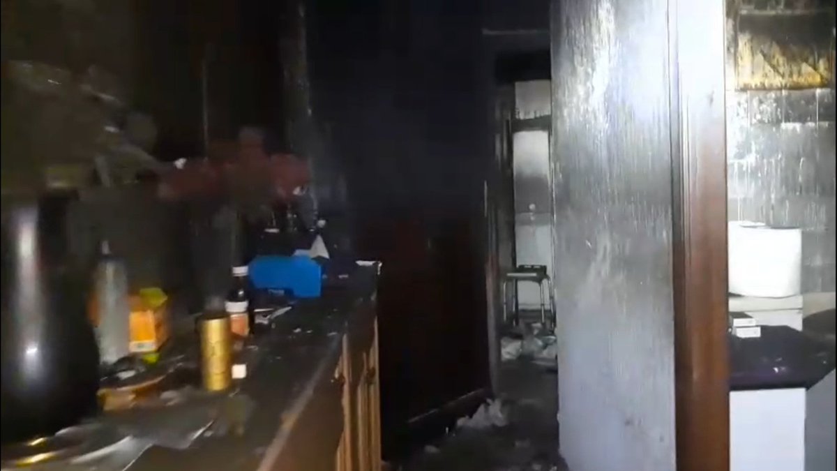 Así remataron os cascos 👨‍🚒 tras a intervención desta madrugada, ás 02:33 h, nun incendio.  
Mentres moitos gozaban do San Xoán, unha persoa precisou ser rescatada e foi trasladada ao CHUAC polo 061.  
Sempre preparados. Sempre alerta.  
#Coruña