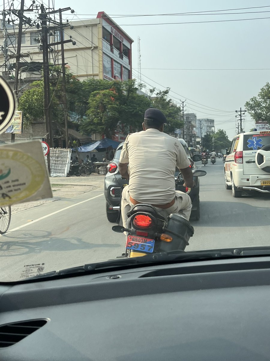 rahulbr05's tweet photo. @motihari_police @bihar_police @IPRDBihar @BiharHomeDept @Dm_Motihari Inka kab katega challan ? @motihari_police Ek hafte pahle ka hai raja bazar Motihari! https://t.co/n9A4bewCGo