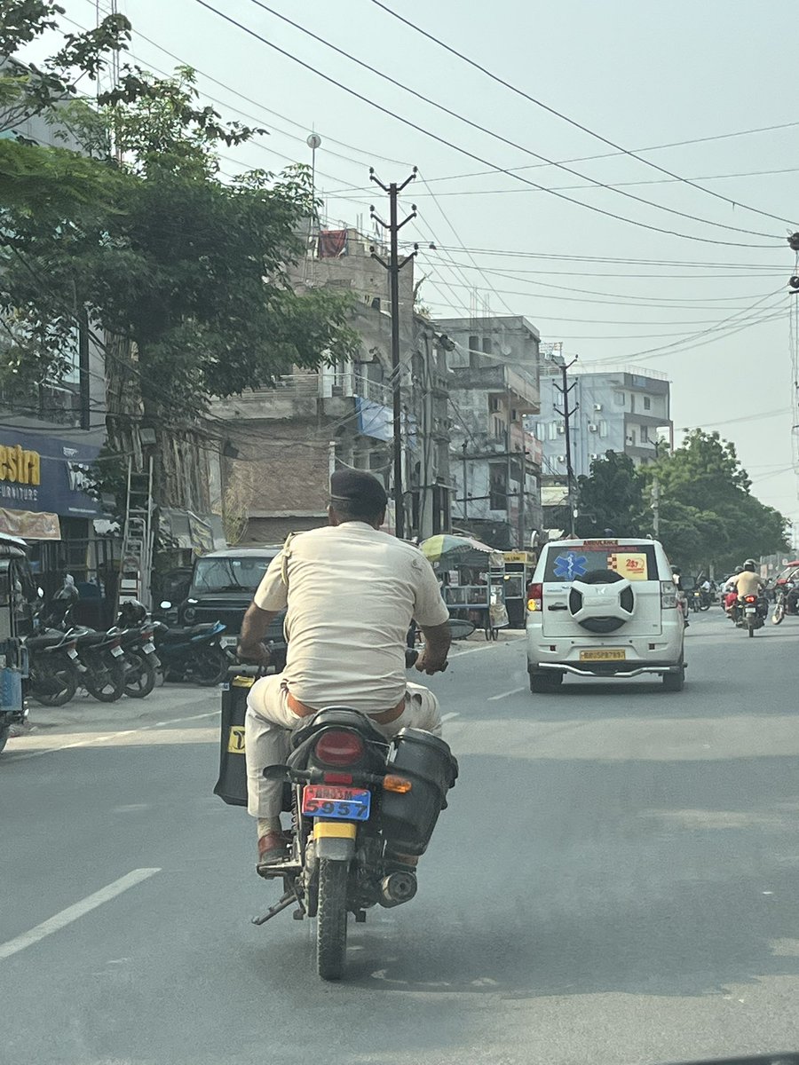 rahulbr05's tweet photo. @motihari_police @bihar_police @IPRDBihar @BiharHomeDept @Dm_Motihari Inka kab katega challan ? @motihari_police Ek hafte pahle ka hai raja bazar Motihari! https://t.co/n9A4bewCGo