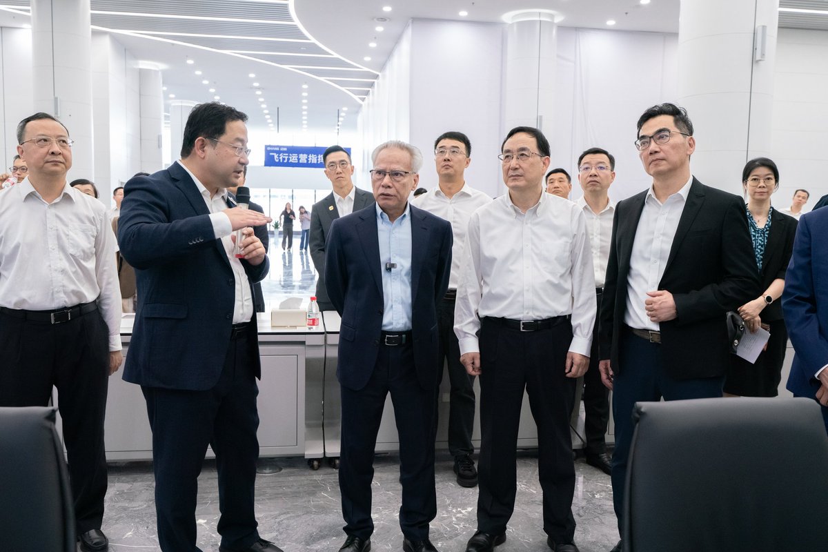 🇲🇴Macao SAR Chief Executive Visits EHang to Explore Low-Altitude Economy in GBA 🌐✈️

On June 23, Mr. Ho Iat Seng, Chief Executive of the Macao SAR, led a government delegation to visit EHang Future City in Guangzhou, where they were welcomed by Mr. Wang Zhao, COO of EHang and