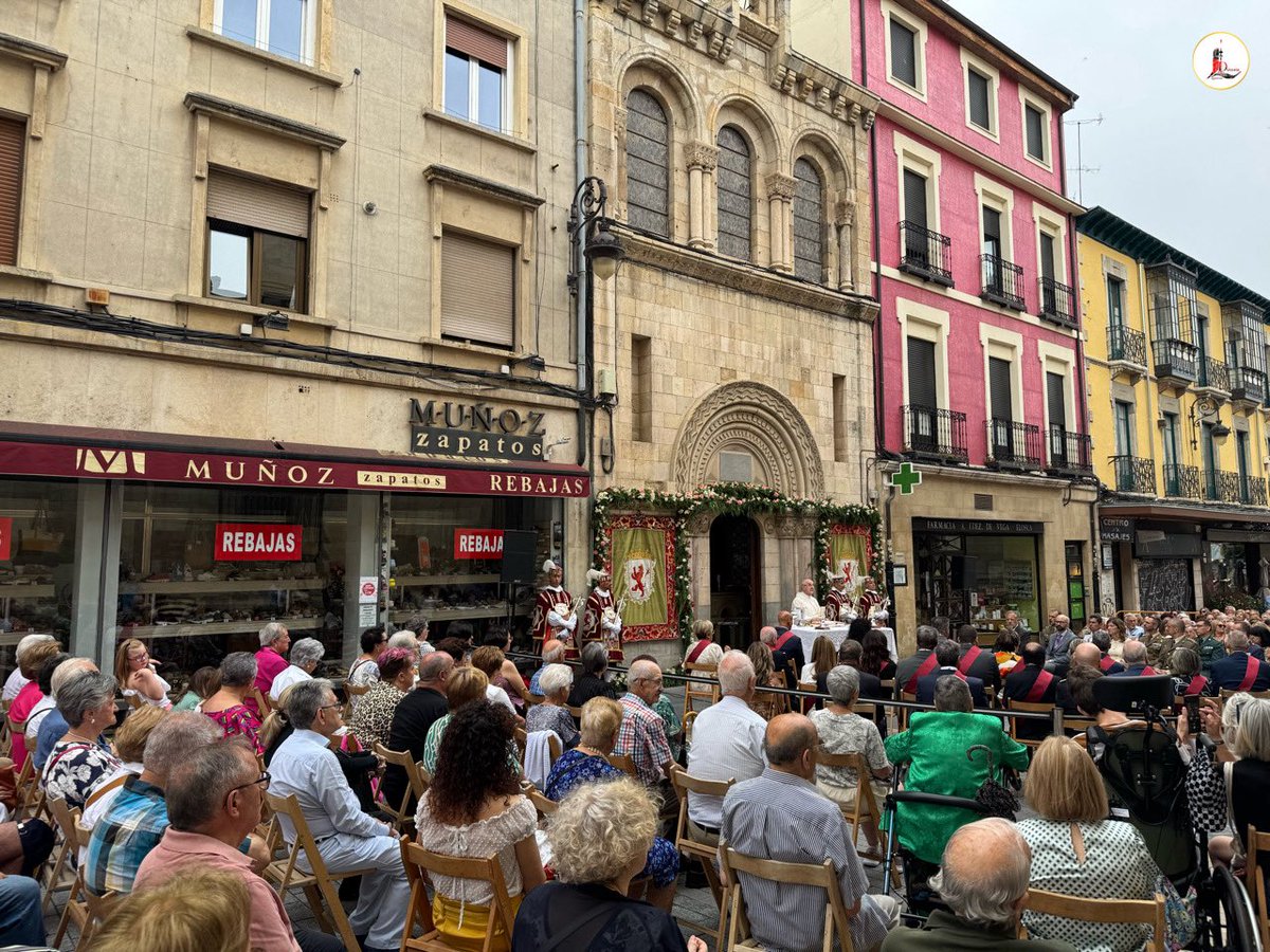 👉🏼 D. Félix Díez preside en la ⛪️ #Capilla del Cristo de la Victoria la ⚪️ #Eucaristía de la Solemnidad de la Natividad de 🐑 San Juan Bautista, celebración enmarcada en las 🎉 #fiestas de San Juan y San Pedro.

🙏🏼 Rezamos por todos los vecinos de León en estos días festivos.