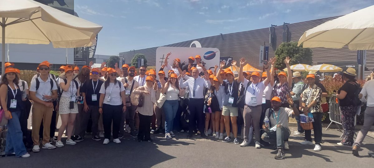 Immense fierté pour la <a href="/RA_Occitanie/">Région Académique Occitanie</a> d'être présente au Salon International de l'Aéronautique et de l'Espace du Bourget !🤝 Invitée par le CMQ Aéronautique et Spatial, Véronique Dominguez-Guillaume, rectrice déléguée ESRI a échangé avec les étudiants, talents de demain #Occitanie