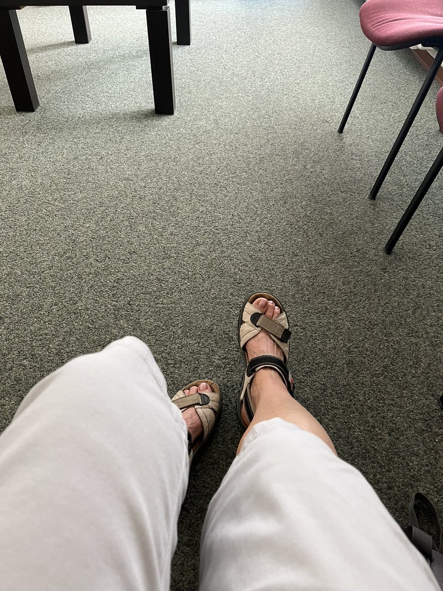 #wazifubo 
Beim Augenarzt. Heute Morgen um 3 Uhr reißt es mich aus dem Schlaf, Augen jucken wie die Hölle. Jetzt brennen wie die Hölle 🔥!  Mal wieder ne Bindehaut Entzündung gewonnen 😩.