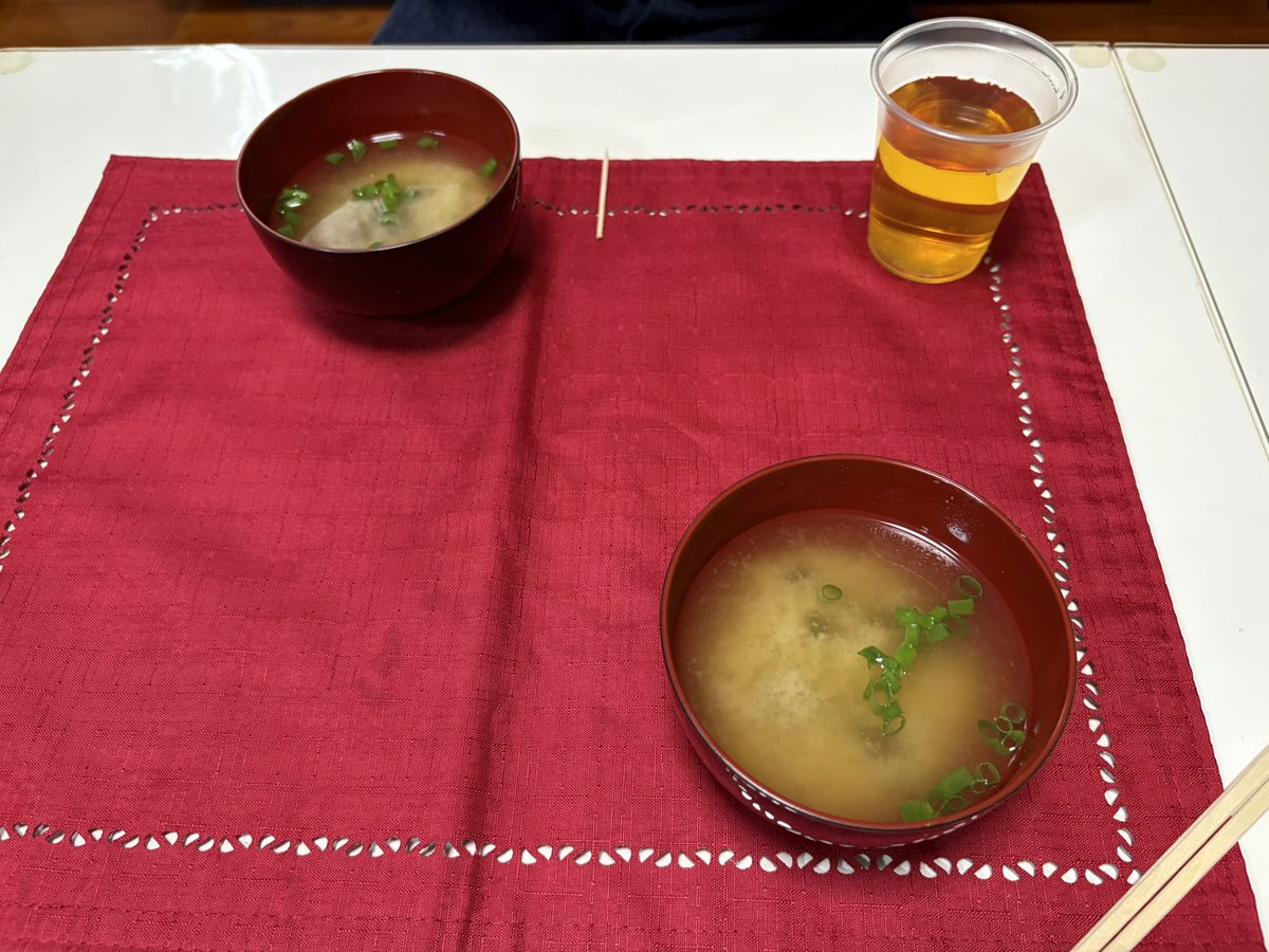 Soda_Limer's tweet photo. 伝統的な琉球料理の一つ
カタツムリの汁物(ちんなんじる)を作って食べました。

ひぇぇと思いながら作ったけど、食べてみるとあらびっくり貝で美味しかったです。

なお、道連れは530さんです。
@530_GOSAMARU https://t.co/svoDEWWT6R