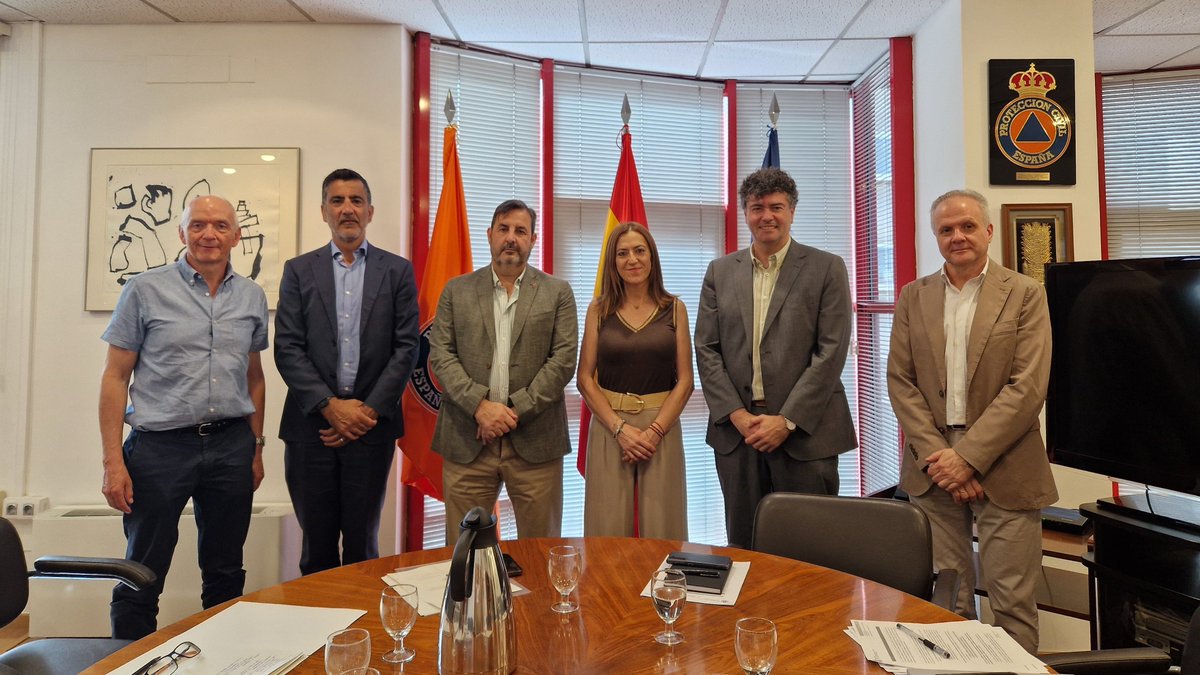 La DG de <a href="/proteccioncivil/">Protección Civil</a>, <a href="/VirBarcones/">Virginia Barcones 🌾</a>, se reúne con el secretario general de Telecomunicaciones, Infraestructuras Digitales y Seguridad Digital <a href="/SEtelecoGob/">SE Telecomunicaciones e Infraestructuras Digitales</a>, Matías González

🔹Fortalecimiento de la #REMER
🔹Ciberseguridad en los planes de emergencia
<a href="/interiorgob/">Ministerio del Interior</a> <a href="/mintradigital/">Ministerio Transformación Digital Función Pública</a>
