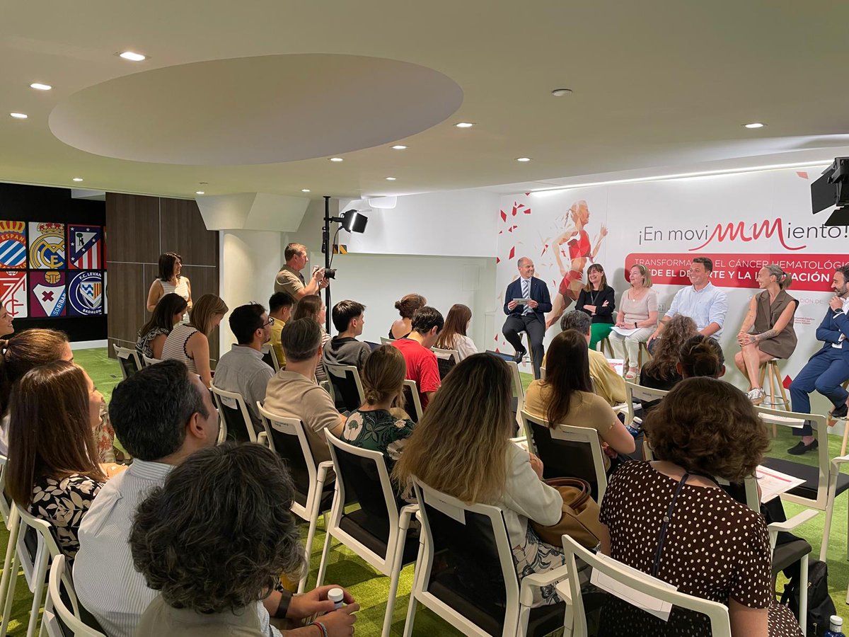 🎙️ Arrancamos el coloquio ¡En moviMMiento! con el Dr. Enrique Ocio, jefe de Hematología en el Hospital Universitario Marqués de Valdecilla y representante de @SEHH_hematologia.
Gracias por abrir este espacio de diálogo entre ciencia, deporte y pacientes.
#EnMoviMMiento
