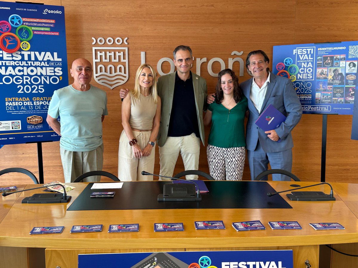 Hola Logroño 🙂
¡Aquí os dejamos unas imágenes de la rueda de prensa que celebramos ayer en el Ayuntamiento de Logroño para presentar la llegada del #FestivaldelasNaciones!

#FestivalDeLasNacionesLogroño #Logroño #MomentosQueBrillan #ajonegrologroño
#ayuntamientodeLogroño
