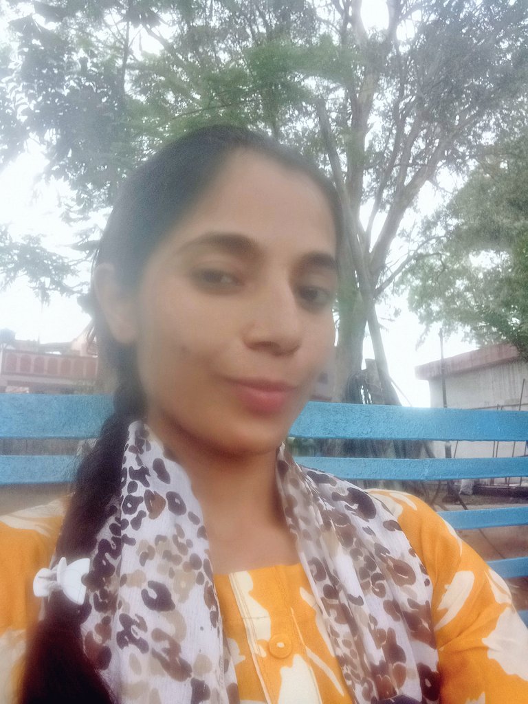 मैंने किसी को कम नहीं समझा पर खुद को कभी किसी से कम नही समझा 😃✌