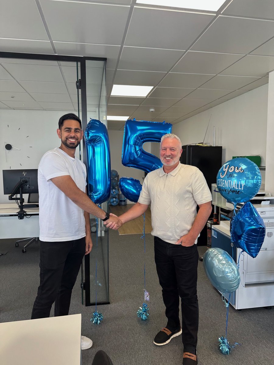 METCLOUD_com's tweet image. Celebrating 15 years at METCLOUD! 🎉
Congrats to Fayyaz on an inspiring journey from apprentice to COO at METCLOUD. Here's to the past & future! 🙌
#WorkAnniversary #Leadership