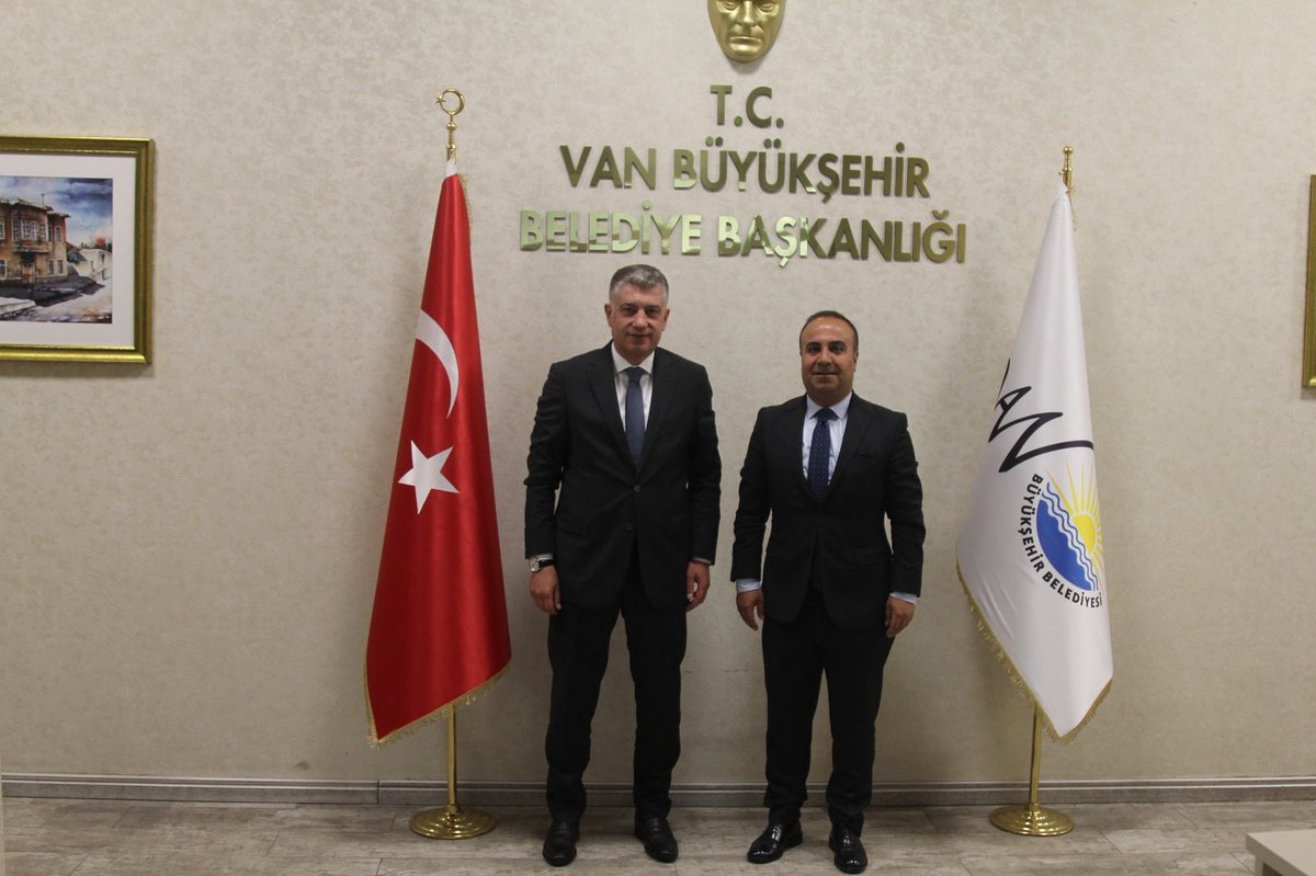 Van Büyükşehir Belediyesi Genel Sekreteri Sayın Ulaş Akhan Bey’i makamında ziyaret ettik. Nazik ev sahipliği ve kıymetli sohbetleri için kendilerine teşekkür ediyor, çalışmalarında başarılar diliyorum.