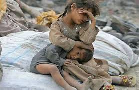 إلى الأخوة في مجلس القيادة الرئاسي، وإلى الوزراء والمسؤولين في الحكومة:

الناس، كل الناس في هذا البلد – ما عدا أنتم – يموتون جوعًا، واحتراقًا، وتهميشًا.
العملة تنهار، وتجرف معها ملايين العائلات نحو الجوع والذل.
الكهرباء منعدمة، والبيوت تحوّلت إلى أفران في عزّ الصيف.

إن لم تكن