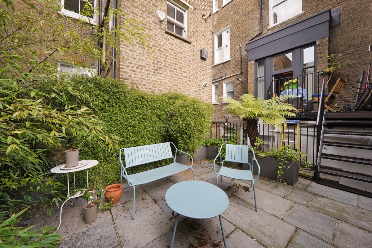 Notting Hill charm with a rare garden twist. 🌿

📍 W11 | 🛏 1 bed | 🛁 1 bath | 📐 560 sq ft
🔗 View listing: bit.ly/4lcXNOz 

#nottinghill #londonproperty #forsale #interiordesign