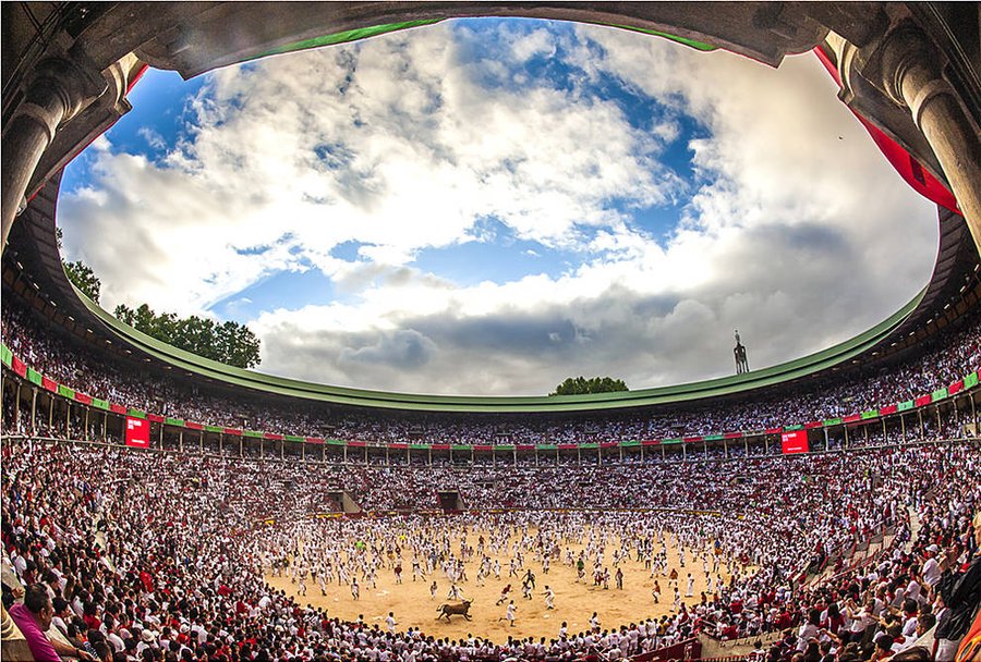 Un abrazo a todos los políticos animalistas que dicen que la tauromaquia está en decadencia y se van a pasar 10 días viendo la plaza de toros de Pamplona llena.

Por la mañana y por la tarde miles de personas, de todos los rincones del mundo, se unirán alrededor del toro.

📸