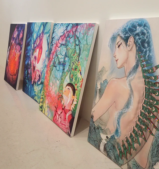 오늘부터 전시 디피하고있습니다 나중엔 캔버스에 새겨진 새 그림으로만 꽉 채워진 전시를 하고싶어요. 아무래도 첫 개인전이다보니 과거로부터의 졸업과 동시에 새로운 도약을 하는 느낌입니다.