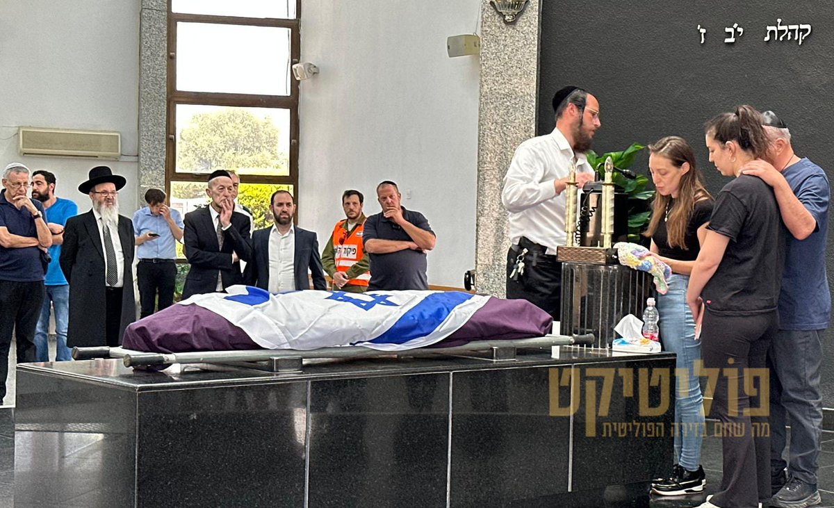 politiket19's tweet photo. סגה״ש מקלב הממונה על ניצולי שואה משתתף כעת בלווית ניצולת השואה איבט שמילוביץ ז״ל שנהרגה מפגיעת טיל איראני בפתח תקווה. לצידו, רב העיר הגר״מ הלוי וראש העיר רמי גרינברג. (ויסברג) https://t.co/MpJbOHqwst