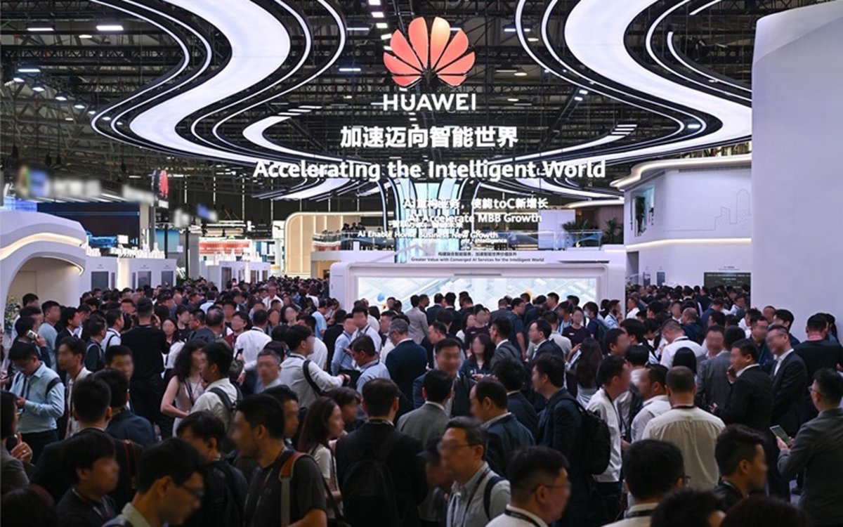 SAMENAcouncil's tweet image. 🚀 @Huawei showcases 5G-A &amp;amp; AI innovations at #MWCShanghai2025! New AI UBB solution, experience monetization, and paths for carrier growth unveiled. #Huawei #5GAdvanced #AI #Telecom 🌐