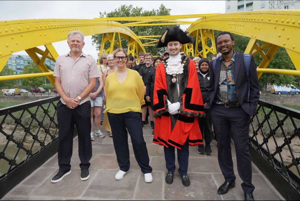 brislordmayor's tweet image. Yello-w! 👋
A delight last week to formally re-open the Banana Bridge at Langton Road, which has been a crossing over the new cut since the 19th century🍌
Joined by @WestofEnglandCA Mayor Helen Godwin, officers from @BristolCouncil and pupils from Oasis Academy.