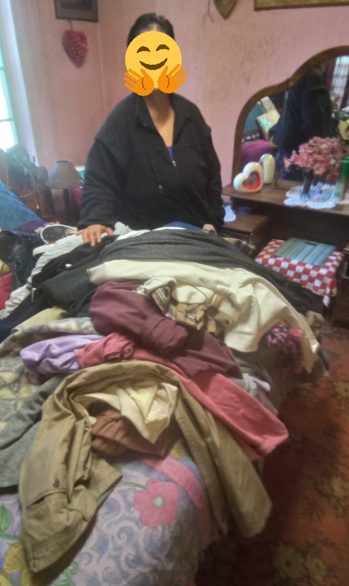 AidGuys's tweet image. More folks getting their new clothing and shoes..