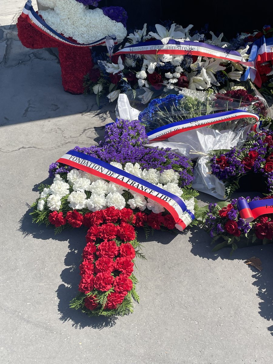 Fondation de la France Libre (@fondationfl) on Twitter photo La <a href="/FondationFL/">Fondation de la France Libre</a> a commémoré l'Appel du 18 juin 1940 du Général De Gaulle. Elle s'est rendue au monument des Français Libres, puis à la statue du Général De Gaulle, enfin à l'Arc de triomphe pour le ravivage de la flamme.
Des gerbes de fleurs ont été déposées. 💐 La <a href="/FondationFL/">Fondation de la France Libre</a> a commémoré l'Appel du 18 juin 1940 du Général De Gaulle. Elle s'est rendue au monument des Français Libres, puis à la statue du Général De Gaulle, enfin à l'Arc de triomphe pour le ravivage de la flamme.
Des gerbes de fleurs ont été déposées. 💐