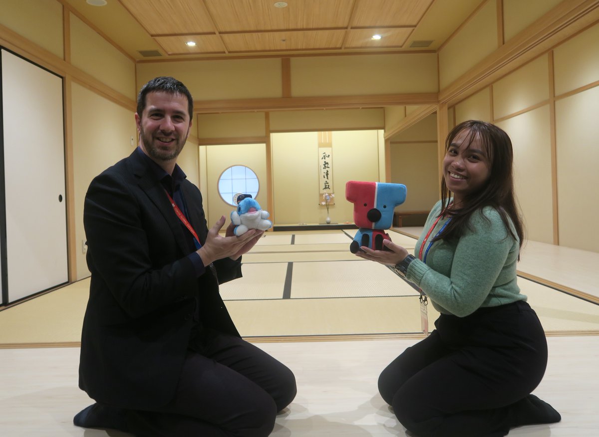 twr_official's tweet photo. 3Fにも色んなブースがあるよ🐬
日本の和室を再現して、日本文化を学べるジャパニーズカルチャー・スペース、ニュース番組の制作体験が出来るメディアラボ、それ以外にも面白そうなエリアがたくさん🍵
僕もニュースキャスターやお天気キャスターになってきたよ！ https://t.co/BnBosbVZyN