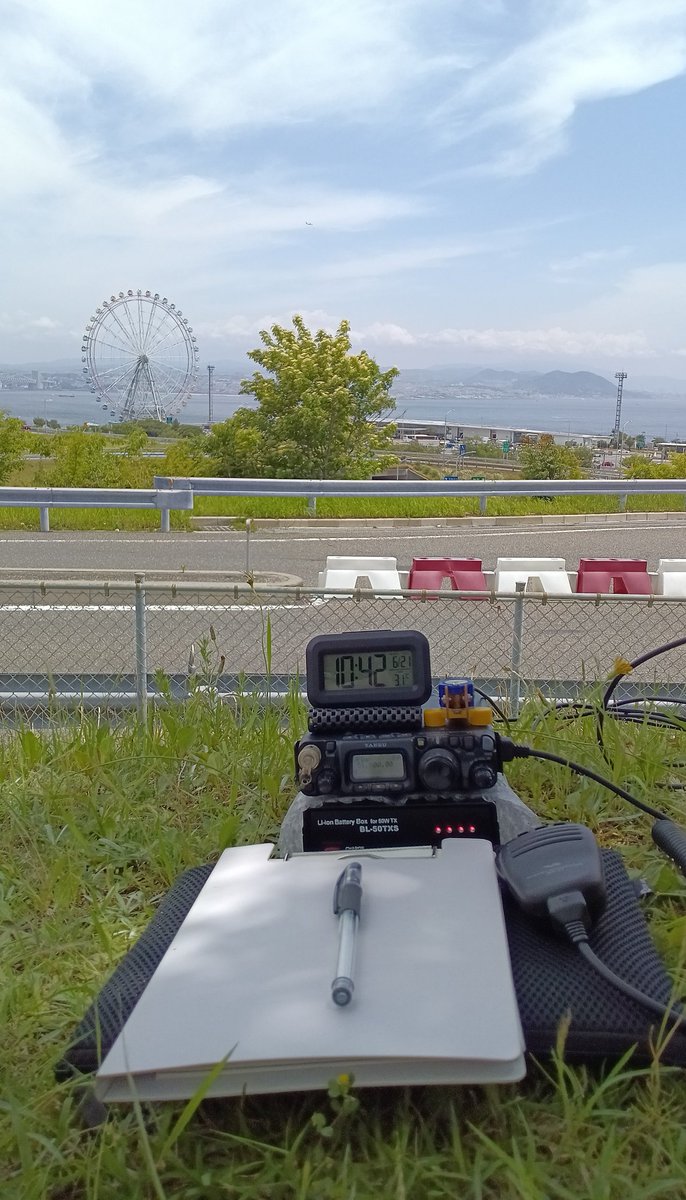 JE3OUUnew's tweet photo. #移動運用 in #淡路島 🏝️
#淡路ハイウェイオアシス 🚗
#学生時代 の #無線部 #OB
仲間達と共に 初の #移動地
#FT817 ( #5W ) + #RHM10
#50MHz #FM #SSB #CW 📡
#空振りCQ からの~
#スケジュール #QSO 🙏
VY TKS @JQ3CSB OM✨
#アマチュア無線
#ポータブル機
#QRP
#モービルホイップ
#V型 https://t.co/heqTqNhNfd
