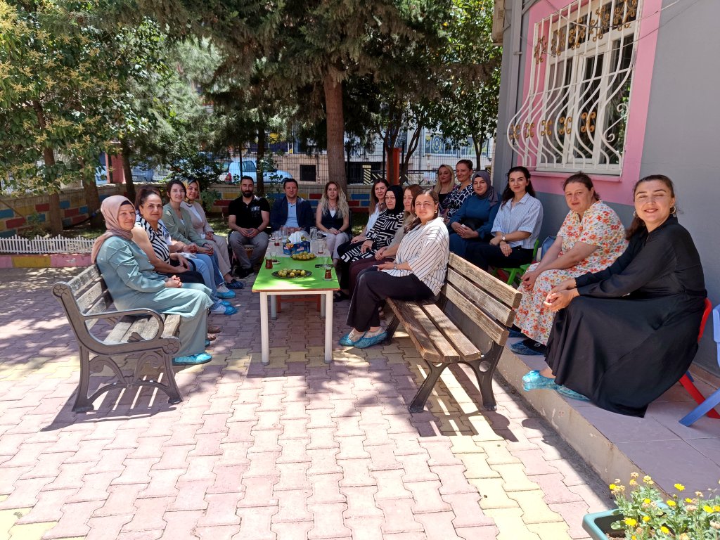 İlçe Milli Eğitim Müdürümüz Sayın Mehmet Emin Duyan, 2024-2025 Eğitim Öğretim Yılı Haziran Dönemi Mesleki Çalışmalarını gerçekleştiren Sadık Gurbet Yay Anaokulu öğretmenleri ile bir araya geldi.