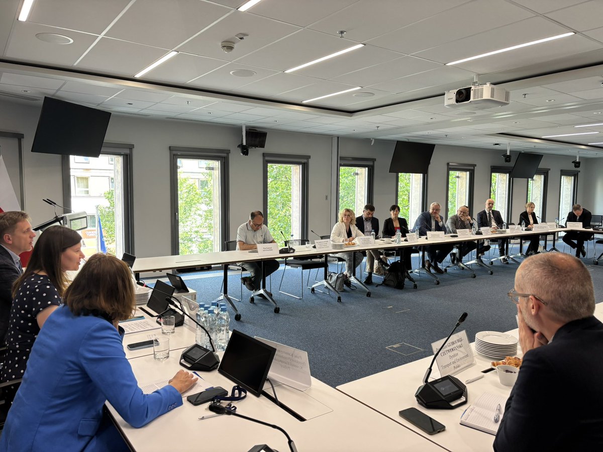 Komisja Europejska (@euinpl) on Twitter photo Dziś w <a href="/EUinPL/">Komisja Europejska</a> odbyło się spotkanie z Panią Dorotą Denning z gabinetu Komisarza <a href="/VDombrovskis/">Valdis Dombrovskis</a> dotyczące uproszczeń w prawie #UE. Przedstawiciele biznesu, branż i think tanków zgłaszali uwagi i propozycje dotyczące skuteczniejszego wdrażania unijnych regulacji. Dziś w <a href="/EUinPL/">Komisja Europejska</a> odbyło się spotkanie z Panią Dorotą Denning z gabinetu Komisarza <a href="/VDombrovskis/">Valdis Dombrovskis</a> dotyczące uproszczeń w prawie #UE. Przedstawiciele biznesu, branż i think tanków zgłaszali uwagi i propozycje dotyczące skuteczniejszego wdrażania unijnych regulacji.