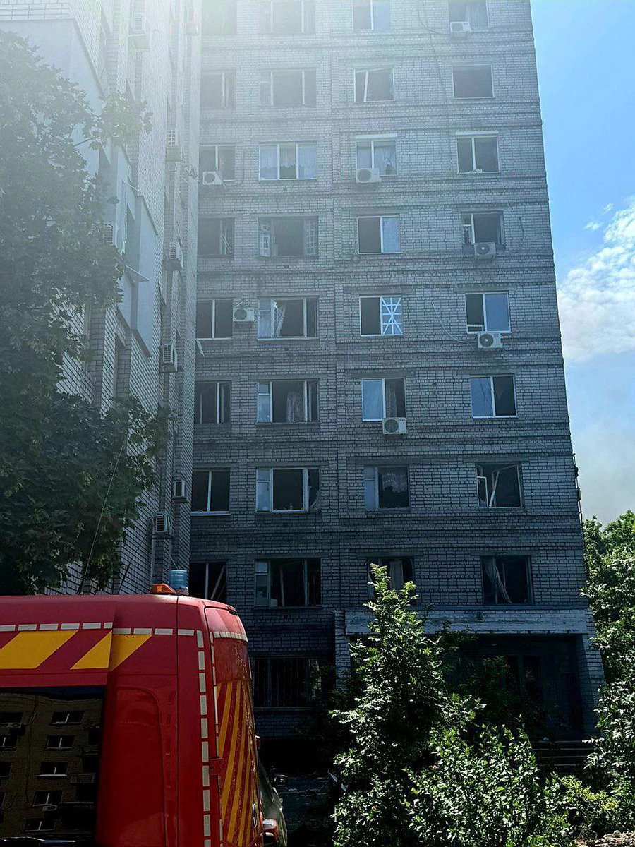 росія вдарила по Дніпру. Є загиблі й поранені. Пошкоджено гуртожиток, гімназію, дитсадки, адмінбудівлю, пасажирський потяг.

Це у них — «база НАТО». Насправді — війна проти дітей і цивільних.

Співчуття родинам загиблих. Подяка всім, хто рятує.