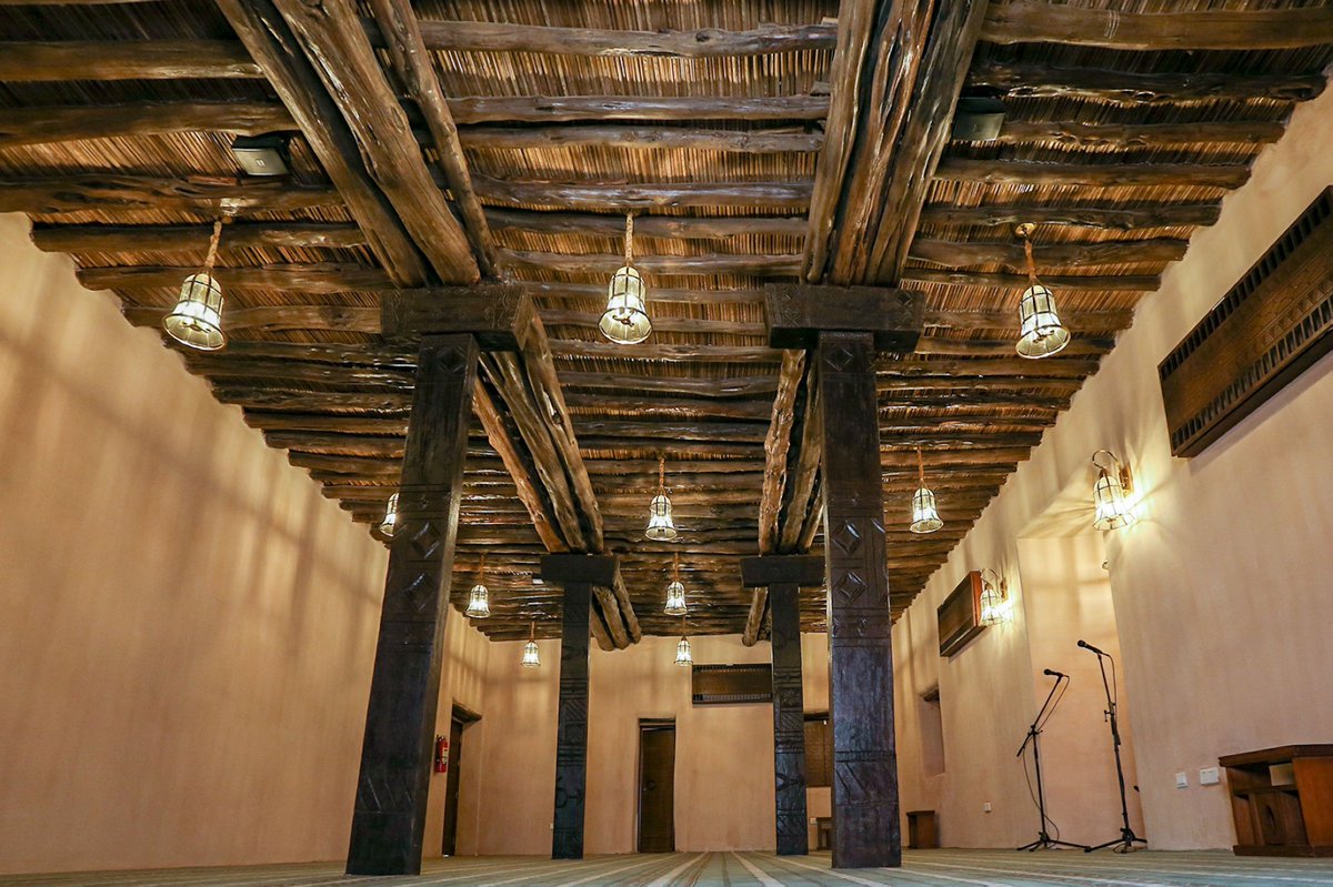 تضم قرية الظفير الأثرية أول مدرسة نظامية في منطقة الباحة، وهي "المدرسة الأميرية الابتدائية" التي افتتحت عام 1934م في عهد الملك المؤسس عبدالعزيز بن عبدالرحمن آل سعود. تقع القرية جنوب شرقي مدينة الباحة، ويتجاوز عمر بيوتها التراثية 400 عام. تتميز ببيوت صغيرة بنيت من الحجارة، بتصاميم