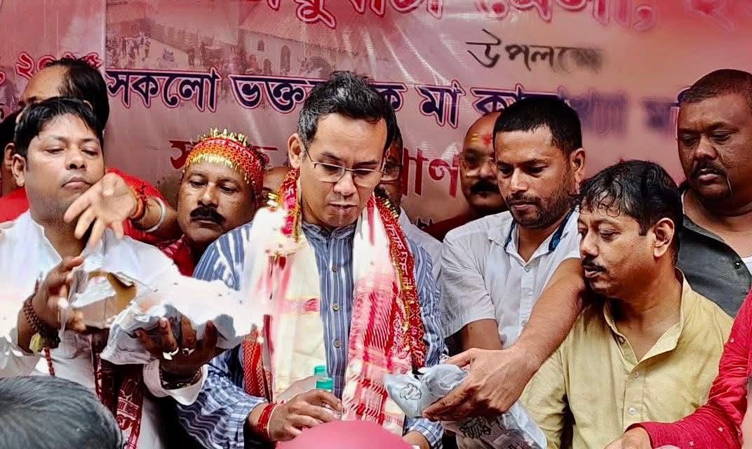 GauravGogoiAsm's tweet photo. This morning, on the auspicious occasion of the Ambubachi Mela — one of India’s most revered spiritual festivals — I joined my party colleagues at the sacred Nilachal Hills to serve the countless devotees arriving at Kamakhya Dham.

We distributed clean drinking water and fruit juice as a humble gesture of care, and prayed before Maa Kamakhya for peace, prosperity, and well-being for all.

This initiative was carried out under the banner of the Assam Pradesh Congress Relief and Rehabilitation Cell — a small step in our commitment to stand with the people, always.