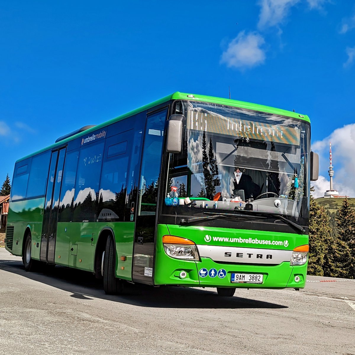 🚍 Do Jeseníků bez přestupu a s kolem? Jasně! 🏞️  Z Ostravy až do srdce Jeseníků 💚 se i letos dostanete přímou víkendovou autobusovou linkou. Cyklisté i turisté mohou naskočit třeba v Opavě nebo Bruntále a užít si výlet v okolí Malé Morávky, Karlovy Studánky, Pradědu,