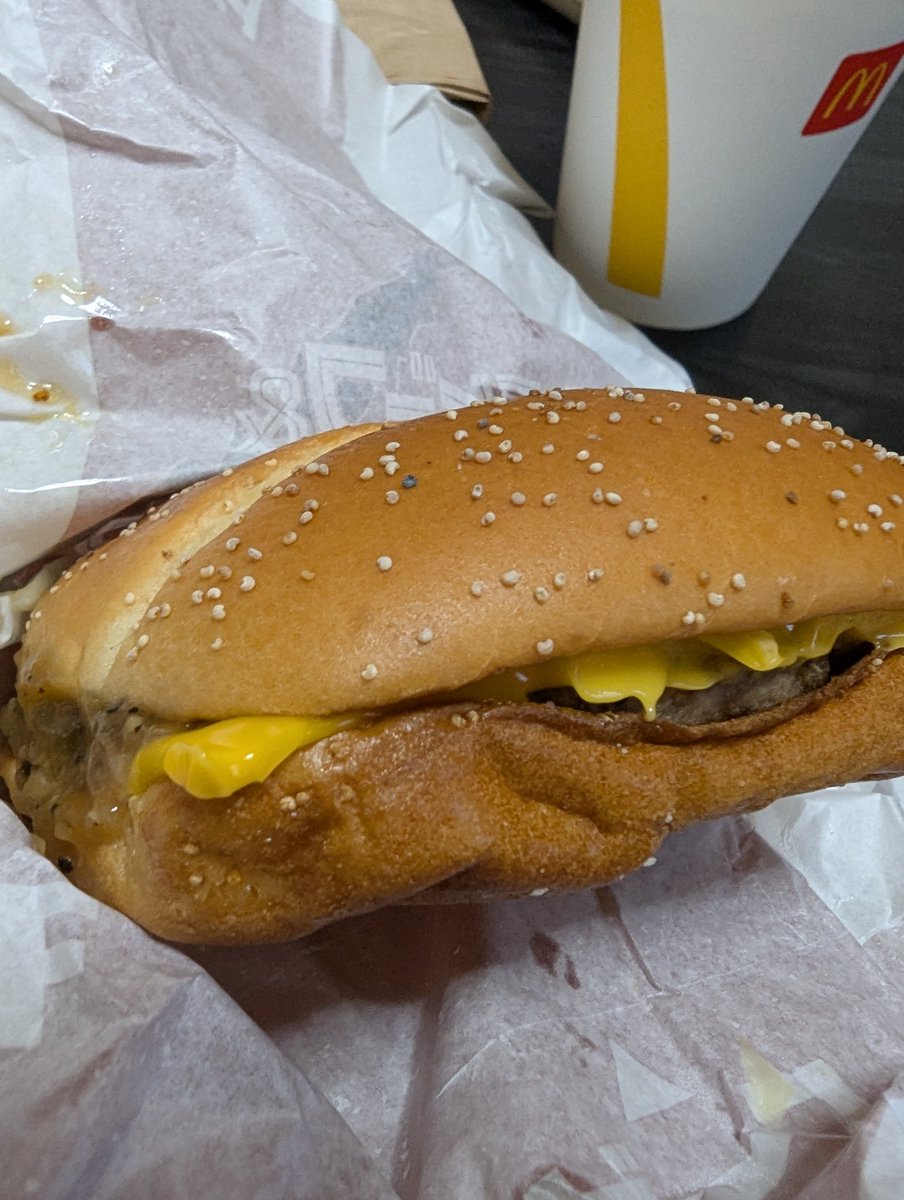 本日も、お疲れ様でした♪
食べてみました。
ちと、思ったより小さいかなw
ボリュームあると思った。
#マクドナルド 
#肉厚ビーフガーリックオニオンビーフ