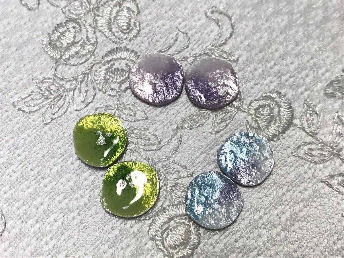 新しくピアスとイヤリングになる七宝焼のパーツ。

配色に半透明釉薬を入れるの良いな。
他の色も発注しようか。