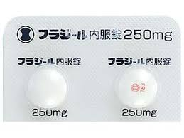 iryou_writer's tweet photo. 【新人薬剤師必見】
メトロニダゾール（MNZ）の基本
メトロニダゾール（MNZ）は横隔膜より下の嫌気性菌に対する第一選択💡
Bacteroides感染に強く、CD腸炎や膣炎、寄生虫疾患にも幅広く活躍！
嫌酒作用 (ジスルフィラム作用) があるため使用中は飲酒を控えよう！
商品名：フラジール／アネメトロ💊 https://t.co/wqTZIJ9Tqx