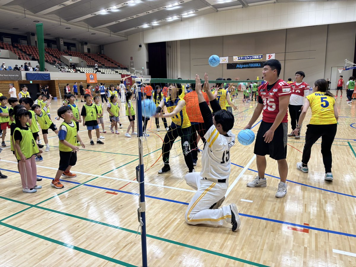 hawks_npo's tweet photo. 【#スタージャンプ福岡 2025 1st】にアカデミーコーチ陣が参加しました⚾🏀🏈🏐🏉⚽
#福岡Jアンクラス #九州電力キューデンヴォルテクス #ライジングゼファーフクオカ #ナナイロプリズム福岡 #PLEIADES福岡SUNS #福岡ギラソール #Azuresky
#sbhawks #ホークスジュニアアカデミー https://t.co/8kYsH5d7sf
