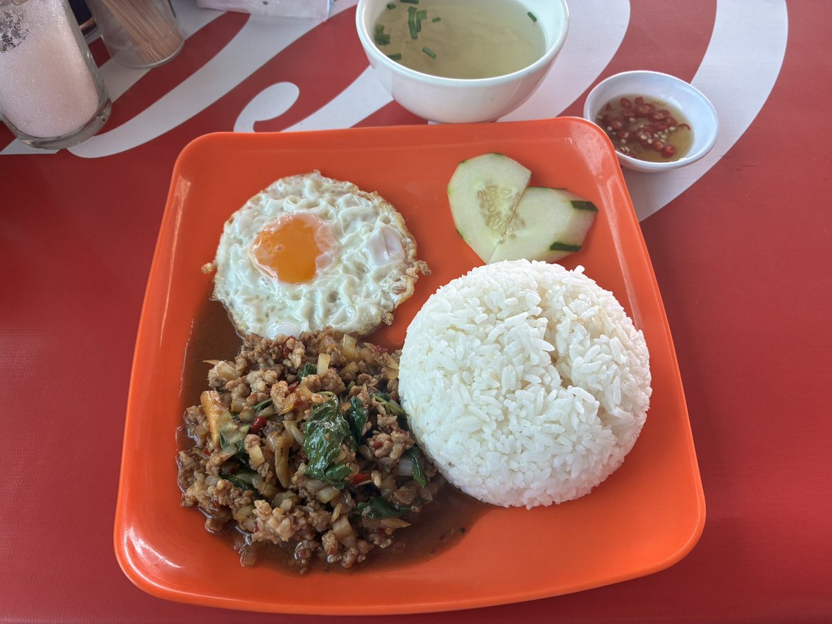 viiyaa76's tweet photo. 今日の昼はタイのphatkaphaoです。 https://t.co/A8zfWX0rgh