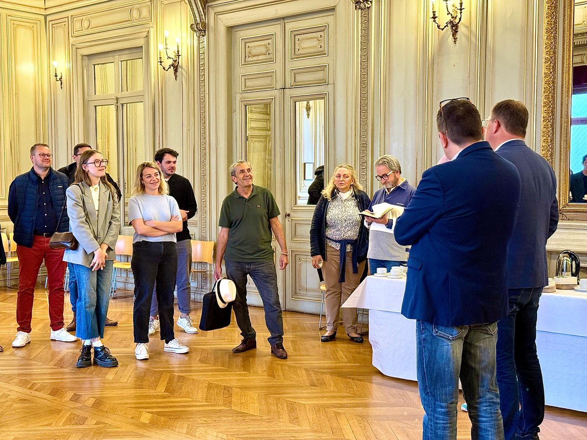 .<a href="/ArriveBenoit/">Arrivé Benoît</a> et <a href="/PatriceMartin50/">Patrice Martin</a> ont accueilli, avec les unions commerciales et @CCIOuestNorman, 20 commerçants nouvellement installés à #CherbourgEnCotentin.
✅Des échanges qui ont permis de présenter les dispositifs et aides de la Ville : cherbourg.fr/ma-ville/comme….
Bienvenue ❗
