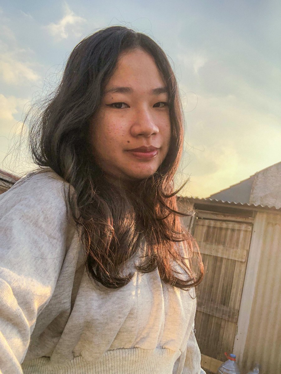 ___firstofjuly's tweet photo. Me every afternoon. ga bosen bosen foto sama langit 😌 btw ini aku edit yaa, ngotak ngatik lightroom. kalo mau preset nya nanti aku kasiih link nya free karna buatan aku sendiri (cocok nya buat di preset ke foto yang golden hour juga ye) before edit nya aku taro di bawah https://t.co/KNC6vFGJN2