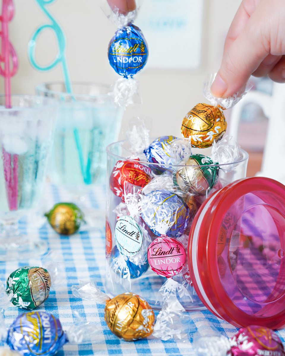 今日は #詰め替えの日 🫙 ＼ カラフルなリンドールが描かれた 全9色の