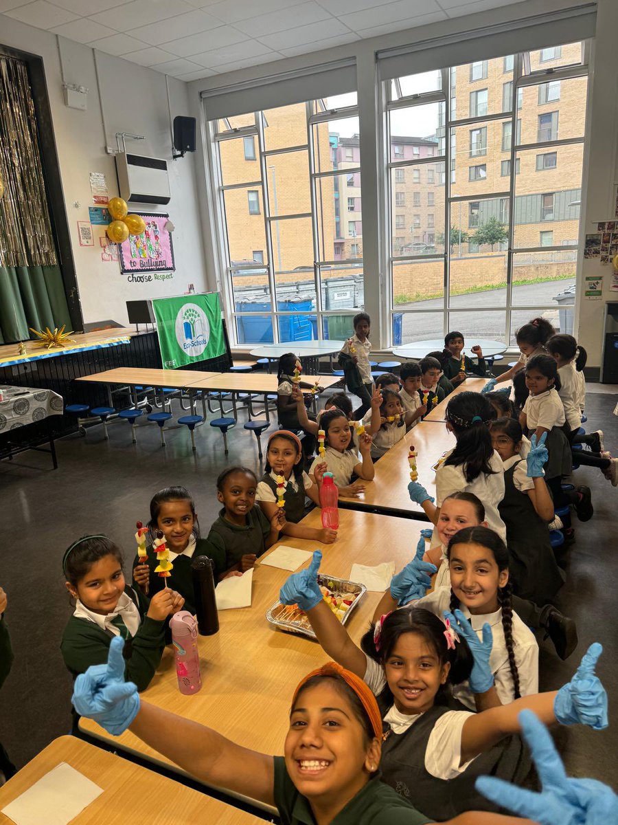 stpatrickspri's tweet image. Huge thanks to @Tesco for supporting our Article 15 #CostOfTheSchoolDay group! 🍓🍍 They helped us create delicious fruit kebabs for our Primary 3 pupils — a fun, healthy treat and a great way to bring everyone together! 🥝👏 #PupilVoice #FoodForAll