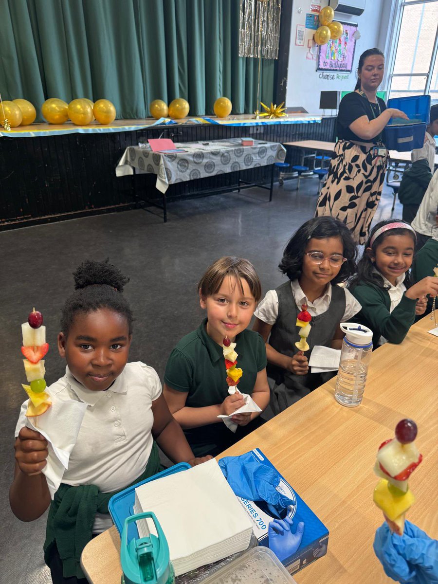 stpatrickspri's tweet image. Huge thanks to @Tesco for supporting our Article 15 #CostOfTheSchoolDay group! 🍓🍍 They helped us create delicious fruit kebabs for our Primary 3 pupils — a fun, healthy treat and a great way to bring everyone together! 🥝👏 #PupilVoice #FoodForAll