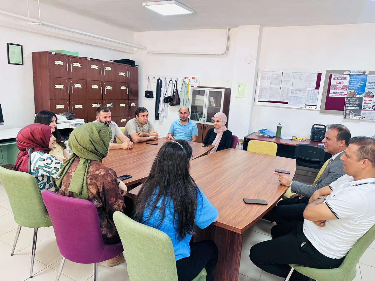 İlçe Milli Eğitim Müdürümüz Cengiz Kılıç Sene Sonu Mesleki Çalışmalar kapsamında Dargeçit İmam Hatip Ortaokulu idareci ve öğretmenleriyle biraraya geldi.
<a href="/tcmeb/">Millî Eğitim Bakanlığı</a> 
<a href="/Yusuf__Tekin/">Yusuf Tekin</a> 
<a href="/ali_eyyupkoca/">Ali Eyyupkoca</a> 
<a href="/mardinilmem/">Mardin İl Millî Eğitim Müdürlüğü</a>